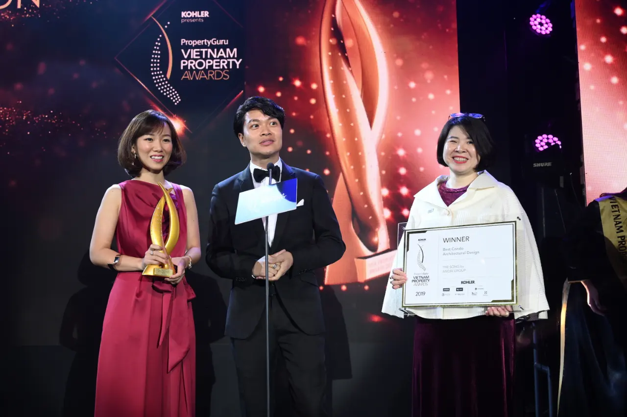 Dai diẹn Dulux Professional trao giai thuong cho doanh nghiep doat giai