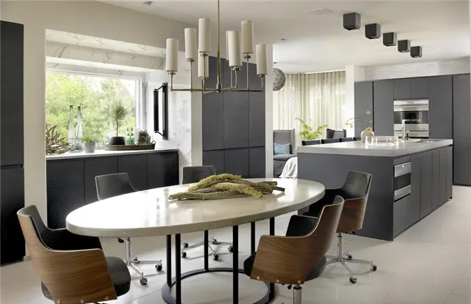 Những chậu cây xanh để bàn hay lọ hoa tươi trang trí thích hợp với những căn phòng ăn có diện tích hạn chế