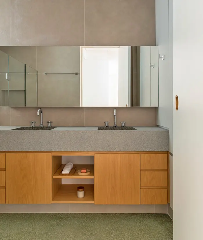 Việc áp dụng kỹ thuật chế tác đồ nội thất bằng gỗ tự nhiên truyền thống giúp chiếc tủ gỗ có thể tồn tại lâu dài trong phòng tắm