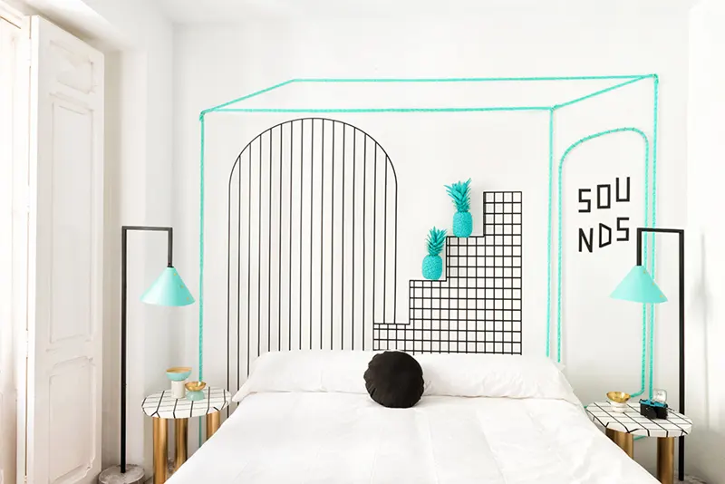 Màu xanh ngọc nhấn nhá khiến căn phòng trông sống động hơn hẳn