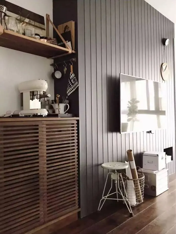 Phía trên tủ đựng đồ là các giá treo, máy pha cà phê - nơi anh chủ nhà có thể thưởng thức nhiều loại thức uống theo sở thích
