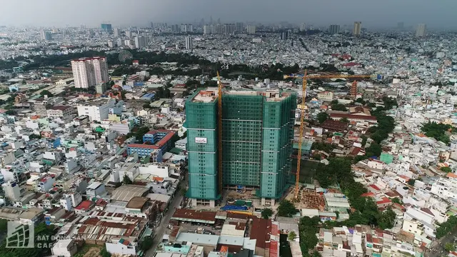 Thực tế những căn hộ hoàn thiện có mức giá trên dưới 2 tỉ đồng/căn, gần khu trung tâm TP không còn nhiều. Hình ảnh một dự án tại Q.Tân Phú đang chào bán mức giá 30 triệu đồng/m2 cho căn hoàn thiện nội thất. Ảnh: Hạ Vy