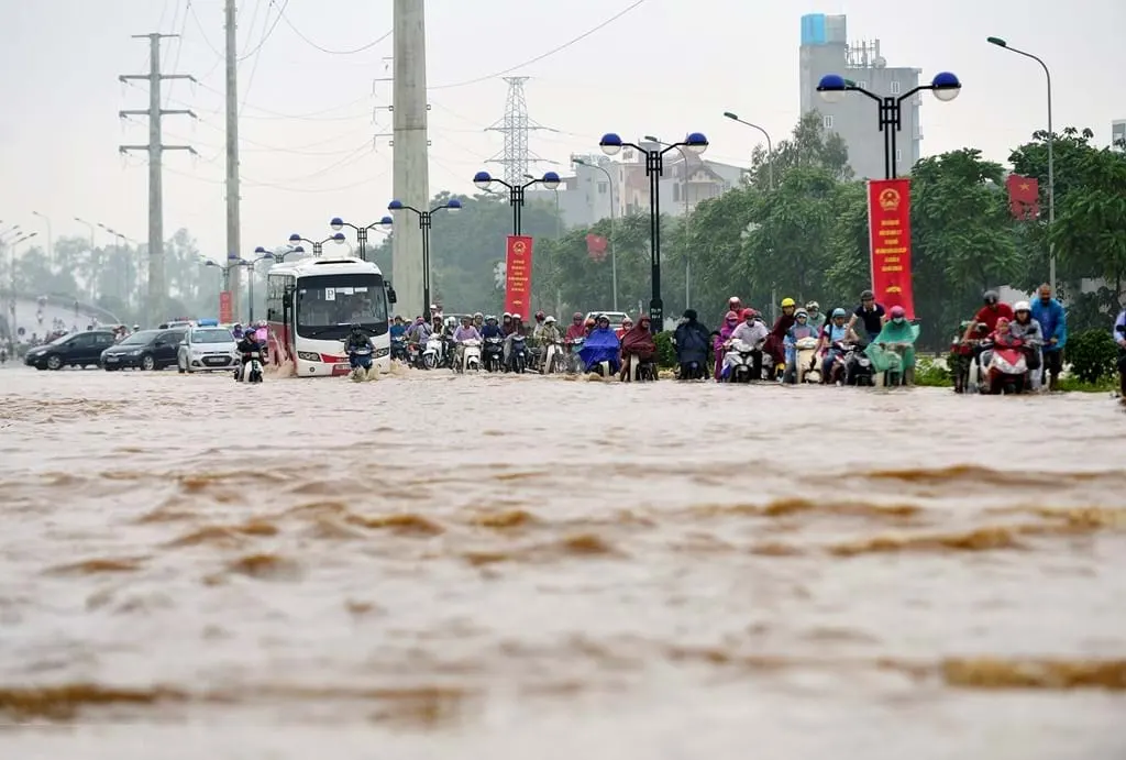 Ngập lụt chủ yếu tại “ông trời hại con người”? Ảnh: Zing