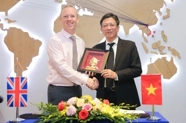 PGS.TS Phạm Duy Hòa – Hiệu trưởng Trường ĐHXD trao quà lưu niệm cho ông Gareth Ward - Đại sứ Vương quốc Anh tại Việt Nam
