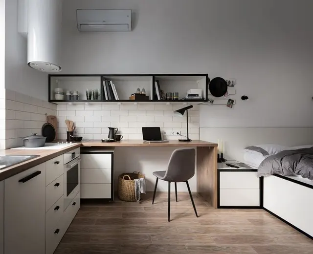 Khu vực học tập, làm việc có kệ gắn tường để đựng sách vở, phía dưới là tủ nhiều ngăn kéo có chân để dễ dàng di chuyển, nhét gọn vào khu vực bếp khi không có nhu cầu sử dụng. 