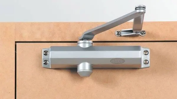 Thiết bị này thường được làm bằng kim loại (chủ yếu là nhôm hoặc inox) nên rất bền, có khả năng chống cháy tốt và giúp cửa thêm hiện đại