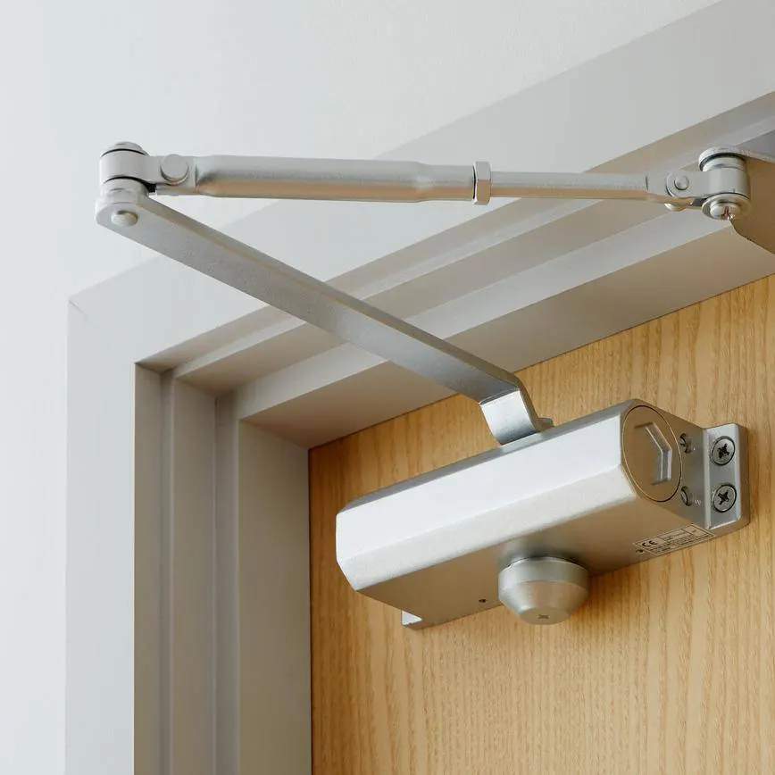 Phụ kiện này có tên tiếng anh là “door closer”.