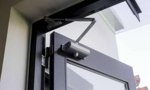 Phụ kiện hãm cửa thuỷ lực chống va đập – thiết bị chống gió tối ưu cho cửa