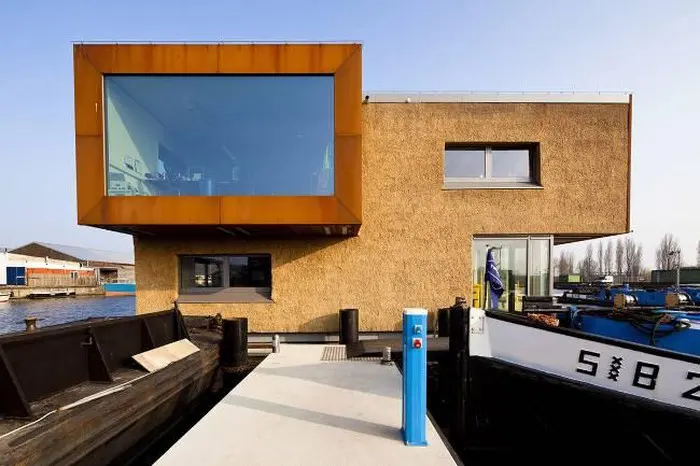 Văn phòng nổi của Attika Architekten với bức tường rơm