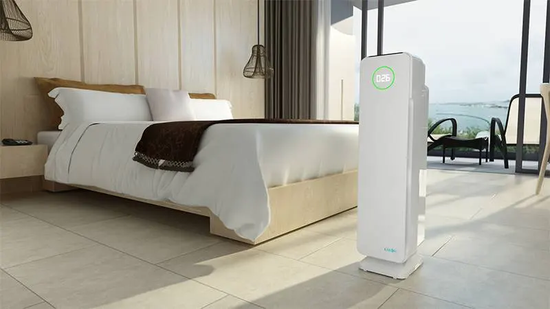 Phòng ngủ là không gian cần máy lọc không khí hơn cả vì bạn không kiểm soát được chất lượng không khí mình hít thở trong liên tục 8h. Máy lọc không khí sẽ giúp bạn bảo vệ đường hô hấp tốt hơn.