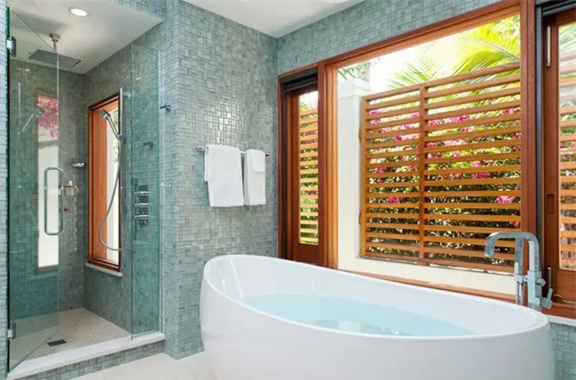 Sắc xanh nhạt phù hợp với những gia đình yêu thích cảm giác nhẹ nhàng, thư thái của phòng tắm