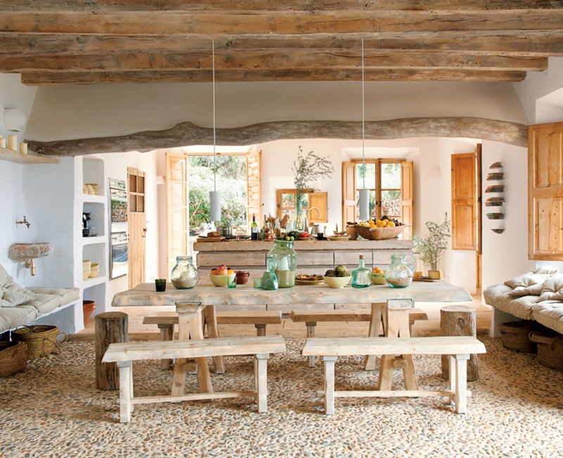 Căn phòng được thiết kế mang phong cách dân dã. Nổi bật là sàn nhà làm bằng đá và sỏi, xung quanh bàn ăn có 4 chiếc ghế dài được đóng đơn giản.