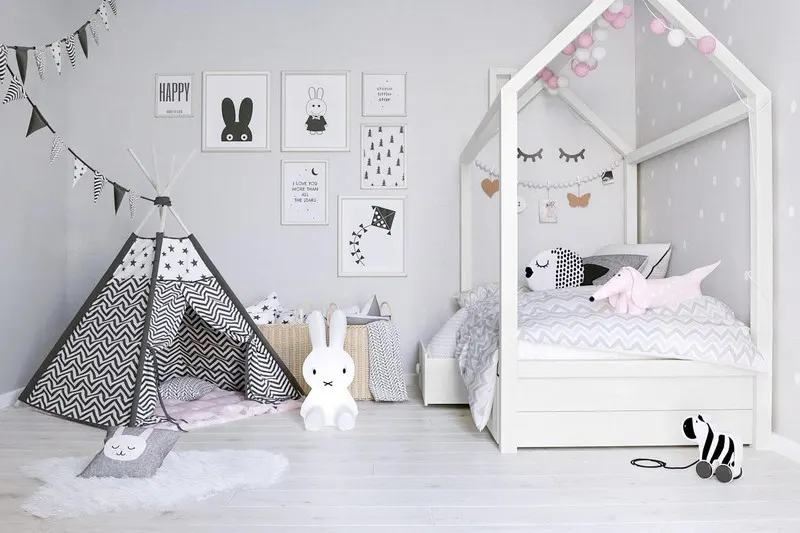 Con của bạn có thể như đang sống trong thế giới các câu chuyện cổ tích khi bước vào căn phòng có chiếc giường hình ngôi nhà và chiếc lều có vân trắng đen. Những bức tranh, con vật cũng khiến trẻ thích thú.