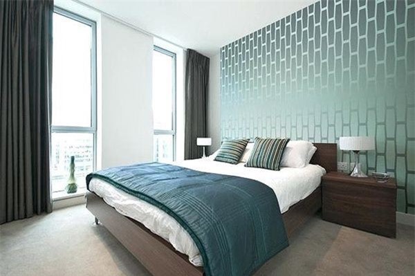 Bạn có thể biến tấu phòng ngủ với các mẫu giấy dán tường có hoạt tiết tinh tế hoặc hình học đặc trưng