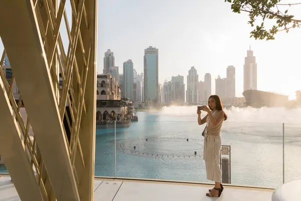 apple-store-dubai-mall-foster-partners-carbon-fibre-uae-4