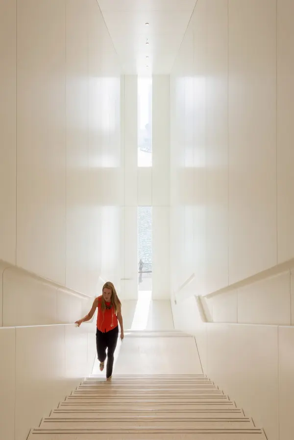 apple-store-dubai-mall-foster-partners-carbon-fibre-uae-8