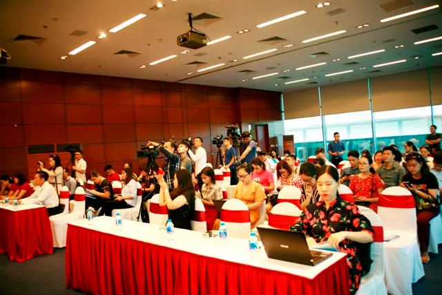 Buổi họp báo thu hút đông đảo phóng viên các cơ quan báo chí tham dự, đưa tin