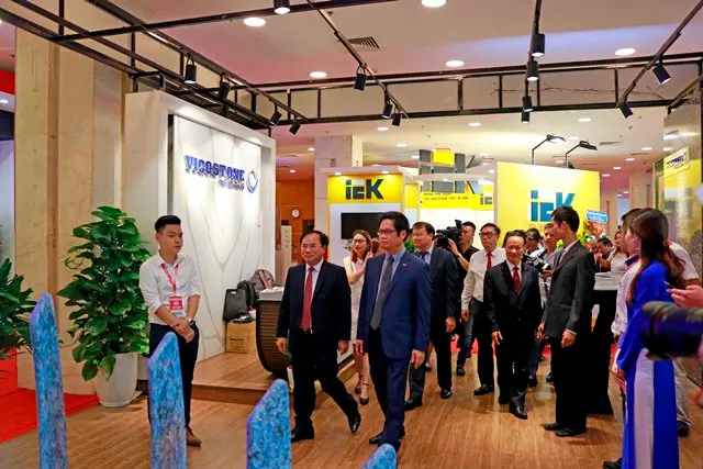 Thứ trưởng Nguyễn Văn Sinh và các đại biểu thăm quan các gian hàng