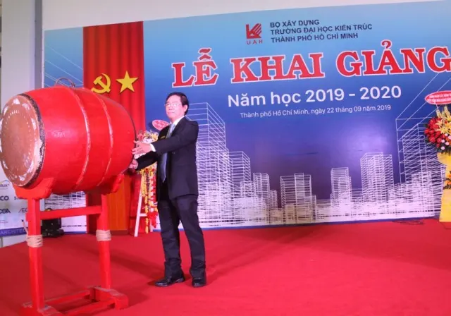 Thầy Lê Văn Thương - Bí thư Đảng ủy - Hiệu trưởng Nhà trường gióng trống khai giảng năm học mới 2019-2020