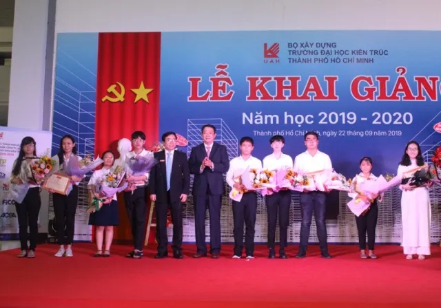 Các tân sinh viên là thủ khoa đầu vào khóa 2019 nhận khen thưởng của Nhà trường