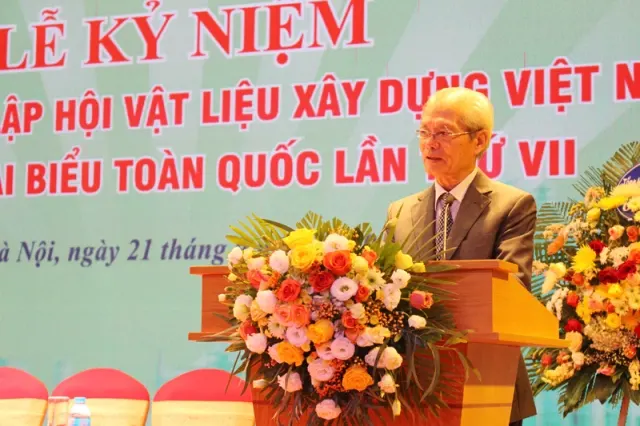 Ông Tống Văn Nga – Chủ tịch Hội VLXD Việt Nam trình bày diễn văn kỷ niệm 35 năm ngày thành lập Hội VLXD Việt Nam