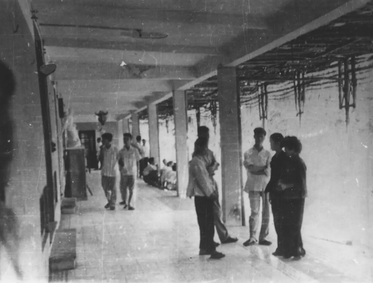 Hàng hiên trường Mỹ thuật Đông Dương, mô phỏng tấm giai che nắng của nhà nông thôn miền Trung Việt Nam