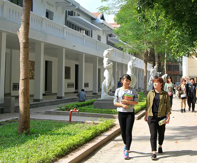 Bên ngoài các phòng vẽ trường Mỹ Thuật Đông Dương : các cửa sổ trên cao lấy ánh sáng vào các phòng học , ngôi trường đào tạo các KTS Việt nam khởi xướng xây dựng " Nhà Ánh Sáng " cho người Việt