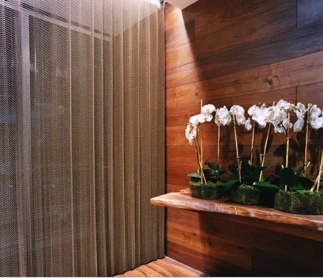 Nếu bạn cho rằng bức tường ngăn này bằng vải thì bạn đã nhìn nhầm. Bức tường ngăn này làm bằng kim loại và trông khá giống vải. Bức tường này tạo nên vẻ ngoài vừa quyến rũ vừa riêng tư cho căn phòng.
