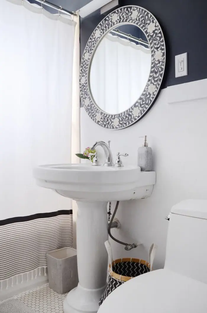 Căn phòng tắm có diện tích nhỏ sẽ bớt đi sự chật chội khi bạn biết tiết chế việc chọn lựa và mua sắm đồ đạc. Điều đó không đồng nghĩa với việc căn phòng sẽ đơn điệu và mờ nhạt. Chỉ cần tạo viền cho chiếc gương soi, căn phòng tắm hàng ngày của mọi người trong gia đình sẽ thêm đẹp mắt và cuốn hút bất ngờ.