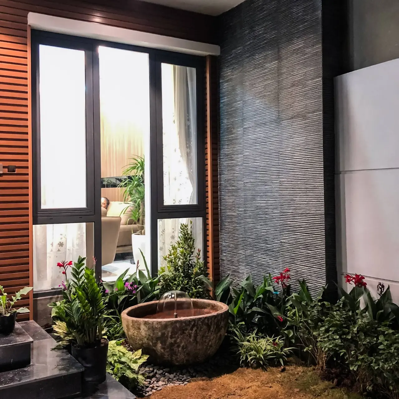 Một đài phun nước nhỏ được bố trí ở góc vườn vừa tăng thêm tính thẩm mỹ lại có ý nghĩa phong thủy
