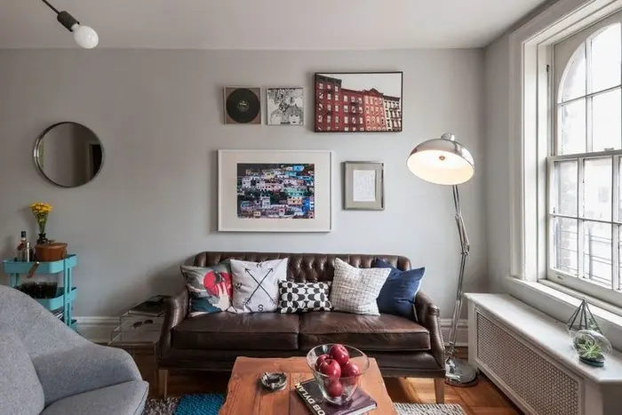 Với căn phòng nhỏ này, bạn có thể kết hợp một chiếc ghế sofa mini với một chiếc đèn bàn có kích thước khổng lồ. Tấm thảm trên sàn tối màu cực hợp với phong cách tối giản.