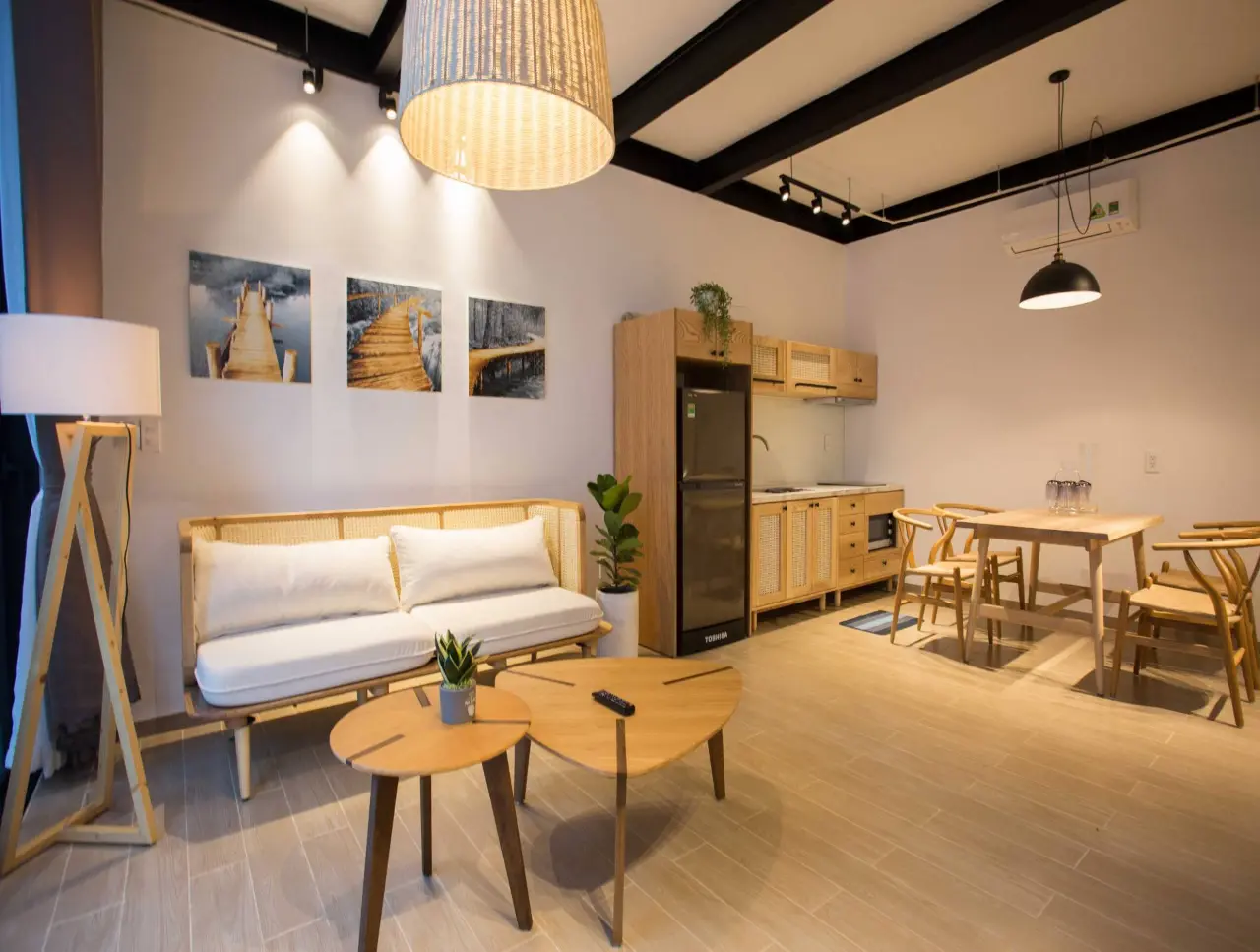 Buổi tối, ngôi nhà dường như ấm áp hơn khi màu vàng của đồ nội thất kết hợp với ánh sáng vàng từ đèn chiếu