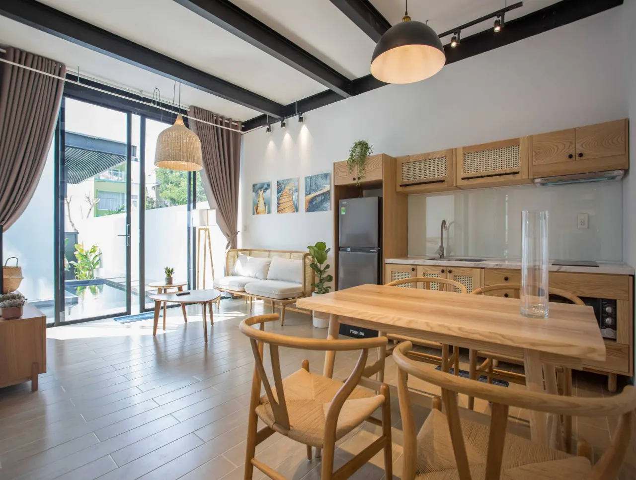Thiết kế nội thất không gian ở của gia chủ đồng bộ với căn hộ cho thuê nhưng có tầm nhìn ra bể bơi nhỏ phía trước