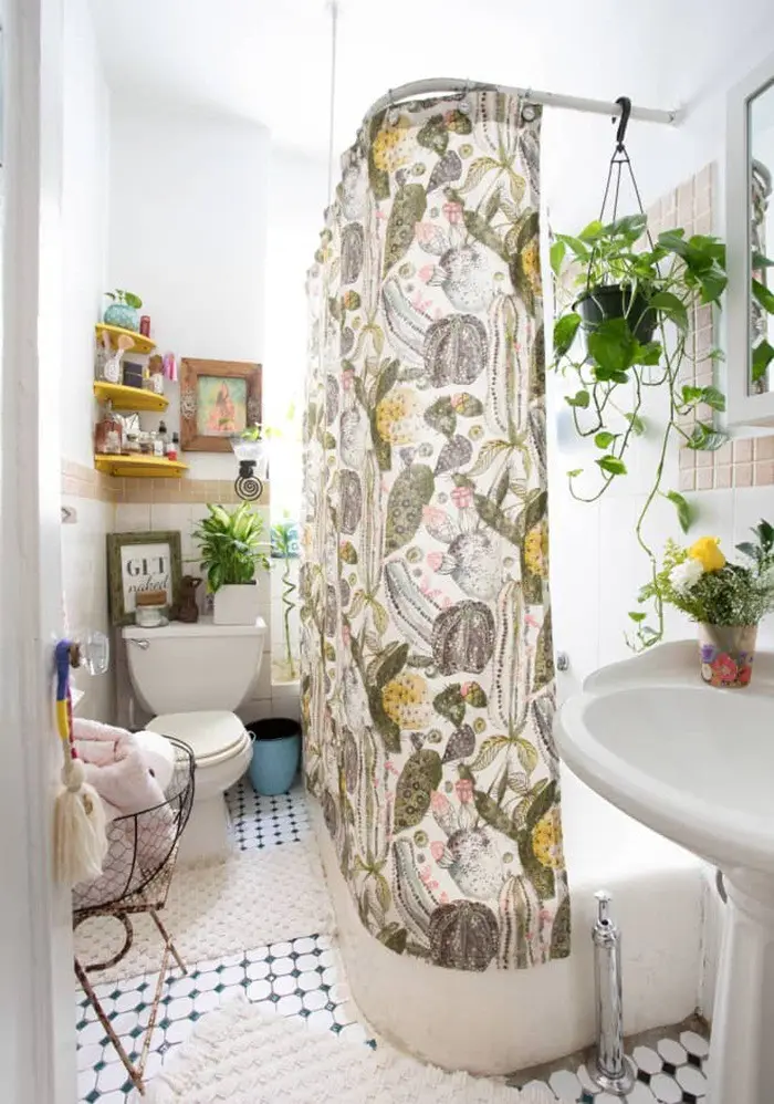Bên cạnh việc trang trí nhà tắm với cây và hoa, bạn có thể chọn tấm rèm với họa tiết có tông màu cỏ cây, thiên nhiên để không gian thư giãn thêm sinh động, đẹp mắt.