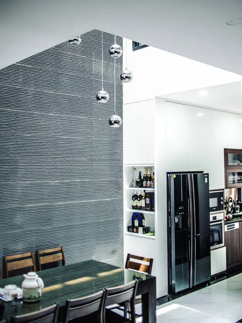 Các bề mặt gỗ, gạch giả đá, cây xanh… được ứng dụng cho mặt tiền cũng được bố trí xen kẽ cho nội thất để tạo mối liên kết không gian
