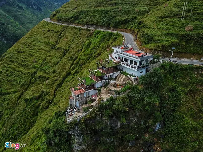 Các sở ngành của tỉnh Hà Giang đề xuất giữ lại tầng nhà nằm sát mặt đường của công trình. Toàn bộ phần giật cấp bên dưới sẽ bị tháo dỡ và trồng cây xanh thay thế. Ảnh: Ngọc Tân.