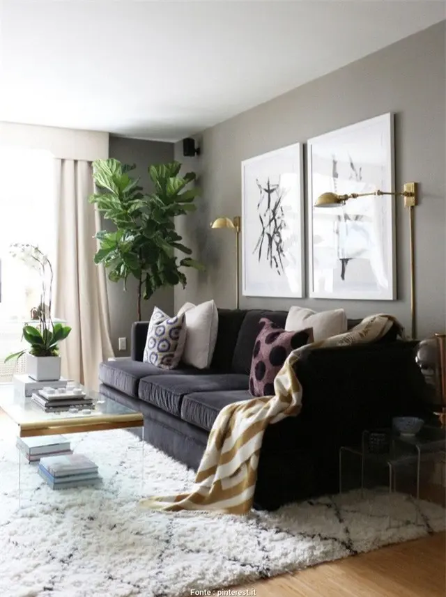Một số đèn tường bằng đồng tạo thêm cảm giác quyến rũ cho phòng khách và tăng thêm ánh sáng tuyệt đẹp cho không gian