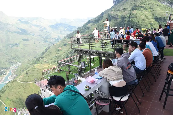 Phần công trình nằm sát mặt đường quốc lộ sẽ được giữ nguyên làm nơi dừng chân cho du khách. Ảnh: Ngọc Tân.