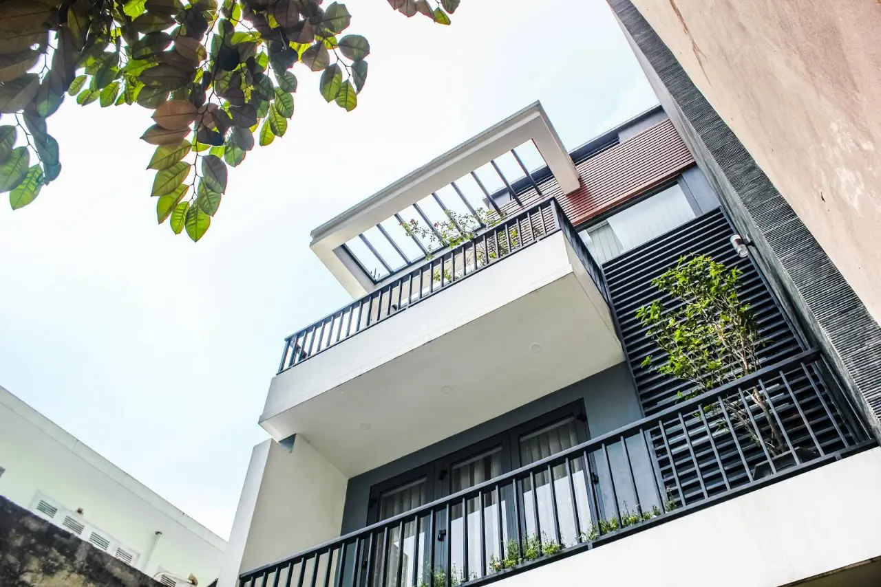 Nét hiện đại được thể hiện nay từ mặt tiền ngôi nhà với khung thép, lam chắn hay khung cửa kính bản lớn