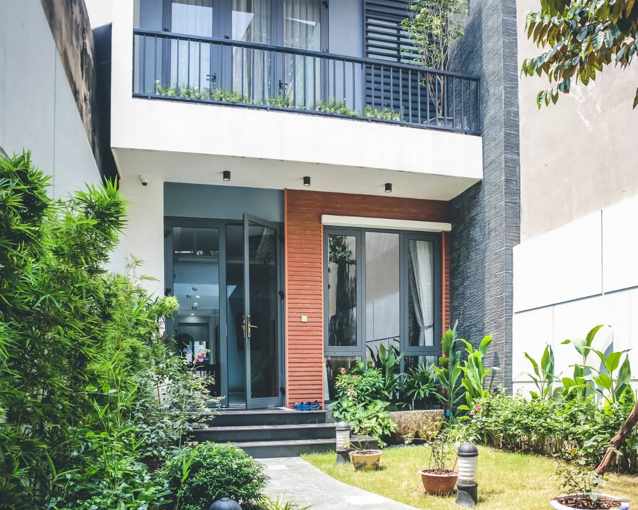 Thiết kế khu vườn ngoài trời với đầy đủ lối đi, thảm cỏ và đa dạng các loài cây hoa gây ấn tượng