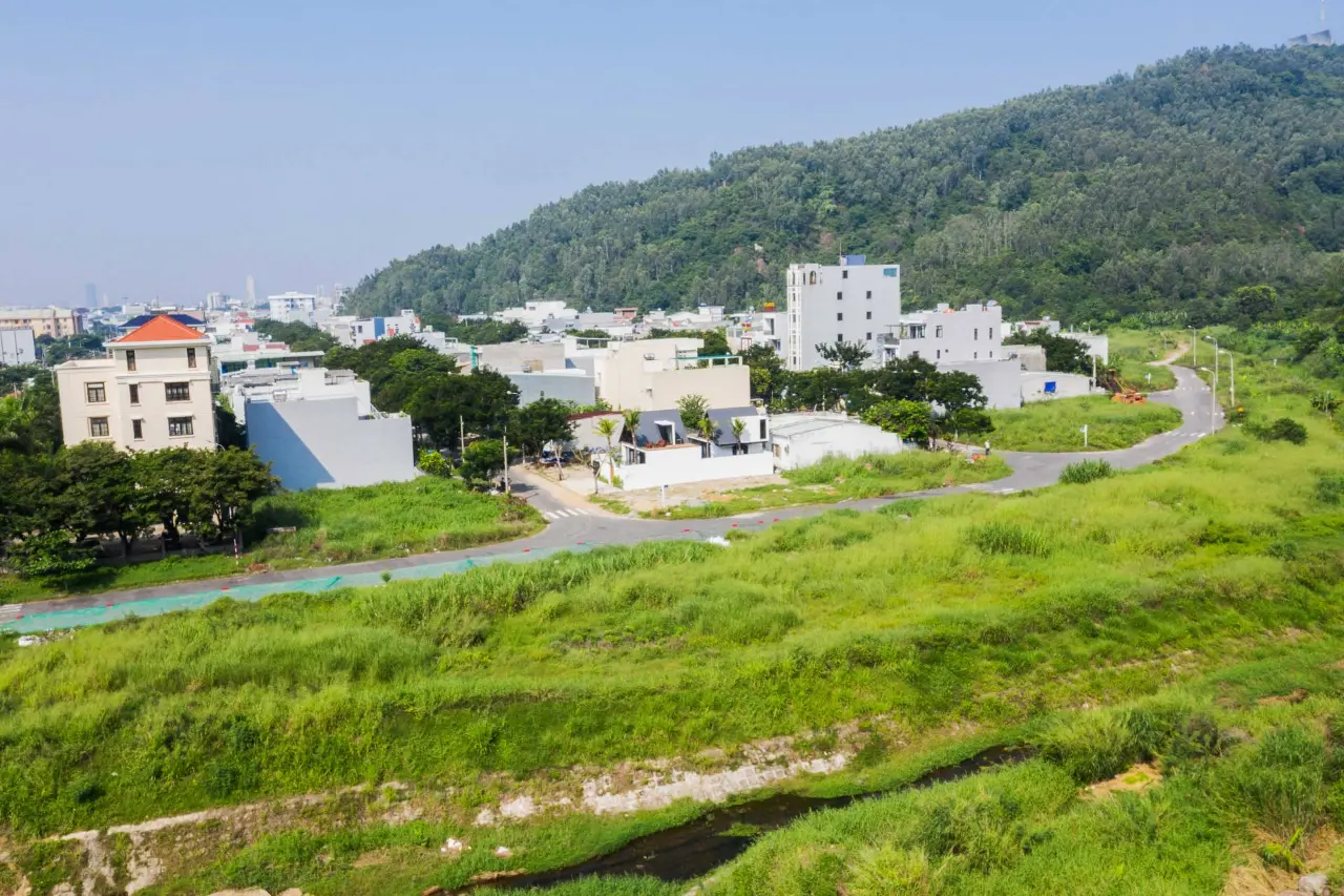 Ngôi nhà của họ nằm ngay chân núi Sơn Trà với những cánh rừng xanh bạt ngàn