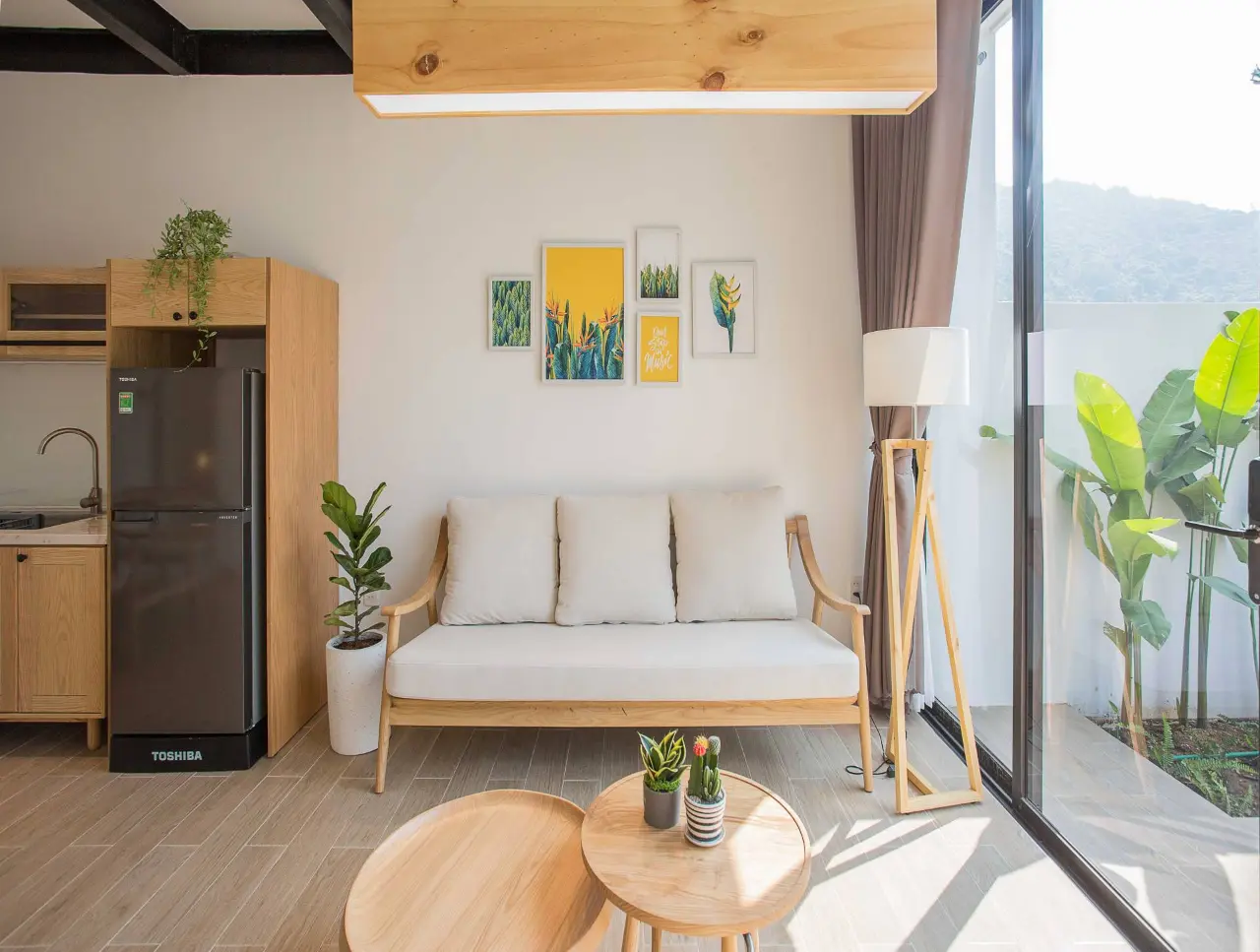 Ngoài những món đồ nội thất cần thiết, kiến trúc sư chỉ sử dụng thêm những chậu cây xanh, tranh treo để gia tăng vẻ đẹp của ngôi nhà