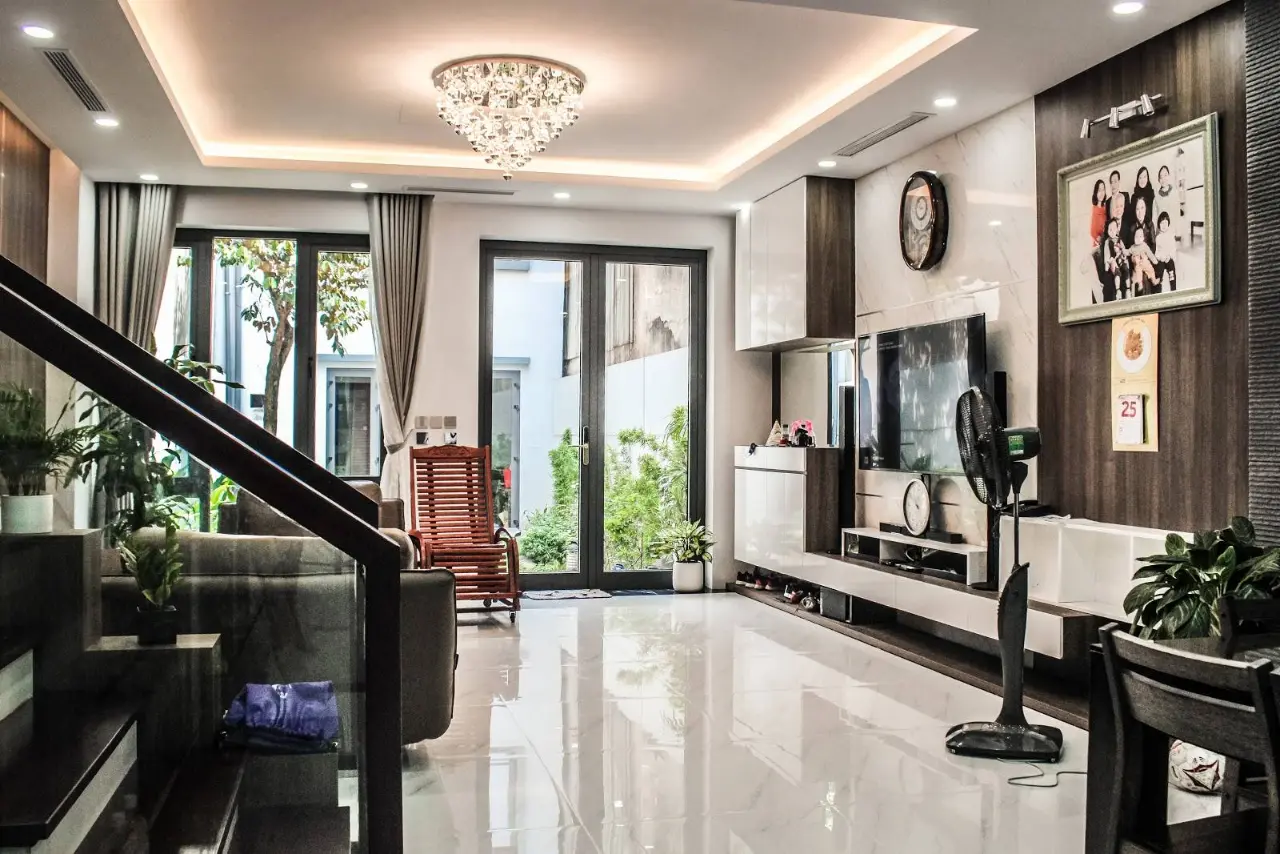 Từ khu vực bếp gia chủ vẫn có tầm nhìn thẳng ra khu vườn bên ngoài. Ánh sáng và màu xanh mát của cây cối cũng góp phần làm đẹp không gian bên trong.