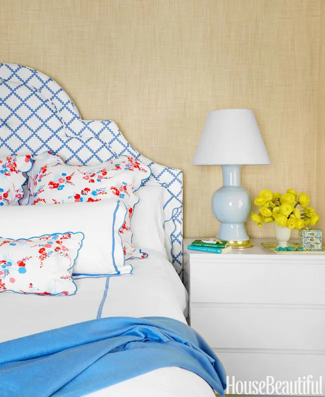 Nếu bạn không thích cắm hoa tươi trong nhà nhưng luôn muốn gối đầu lên những đóa hoa, hãy sử dụng chúng trên gối tạo điểm nhấn như này.