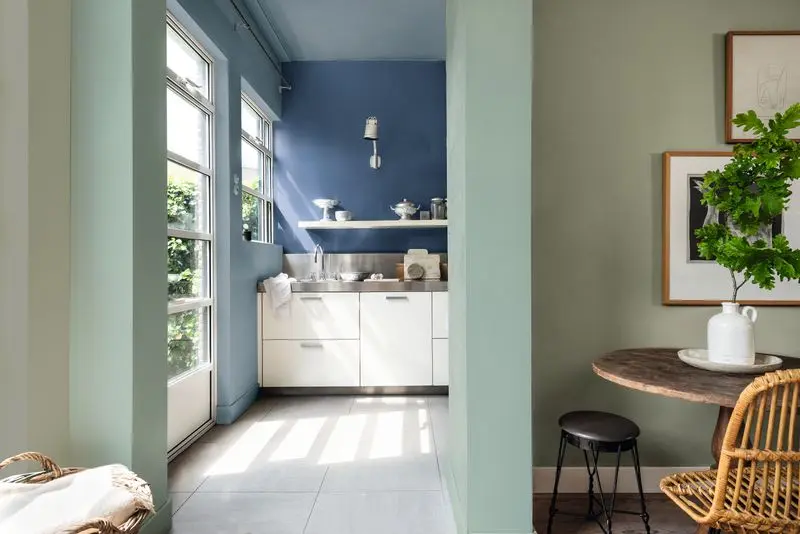 Mẹ yêu màu thiên nhiên, thì một căn bếp tông xanh, ở cạnh cửa lớn nhiều ánh sáng và cây xanh sẽ khiến mẹ luôn tràn ngập cảm hứng làm nên những món ăn ngon