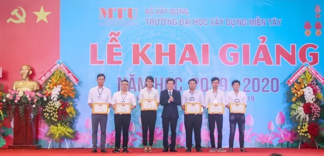 TS Nguyễn Văn Xuân - Hiệu trưởng MTU trao giấy khen cho các sinh viên đạt thành tích tại  cuộc thi Olympic cơ học toàn quốc năm 2019 và các sinh viên đạt giải Nhất cuộc thi sinh viên với kỹ năng quản lý tài chính