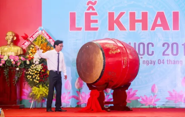 Thứ trưởng Nguyễn Đình Toàn đánh trống khai giảng năm học mới