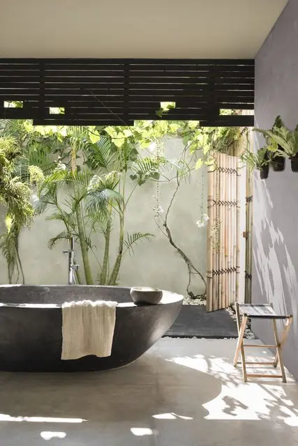 Đổi vị trí chậu cây trong phòng khách hoặc đặt một chiếc ghế xếp trong phòng tắm lộ thiên để tắm nắng sẽ mang lại cảm xúc phấn khích mới lạ, giúp cơ thể mau chóng lấy lại cân bằng