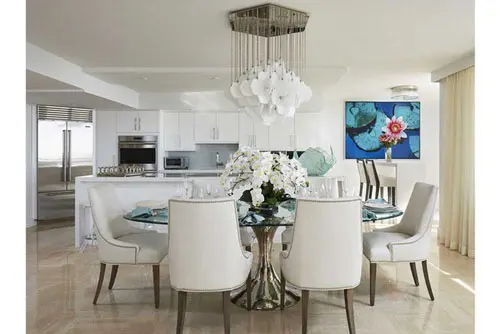 Mẫu thiết kế phòng ăn gia đình với gam màu trắng chủ đạo có mức sát thương cực lớn với những ai yêu thích gam màu này