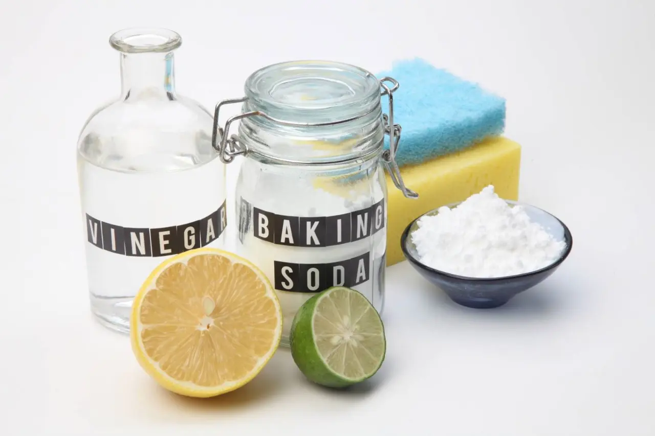 Baking soda vừa có khả năng tẩy sạch vết bẩn vừa tạo được độ sáng bóng cho gỗ